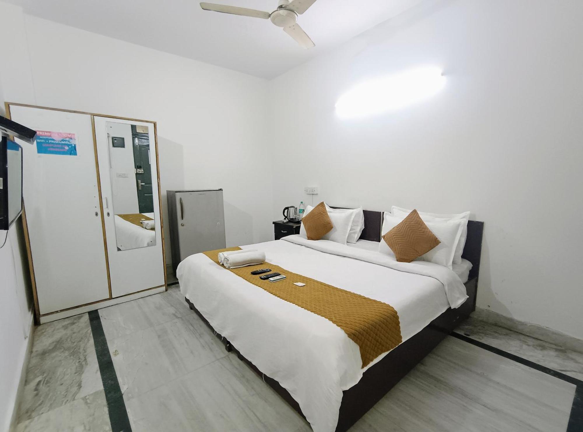 Hotel Hauz Khas Fort View New Delhi Exteriör bild